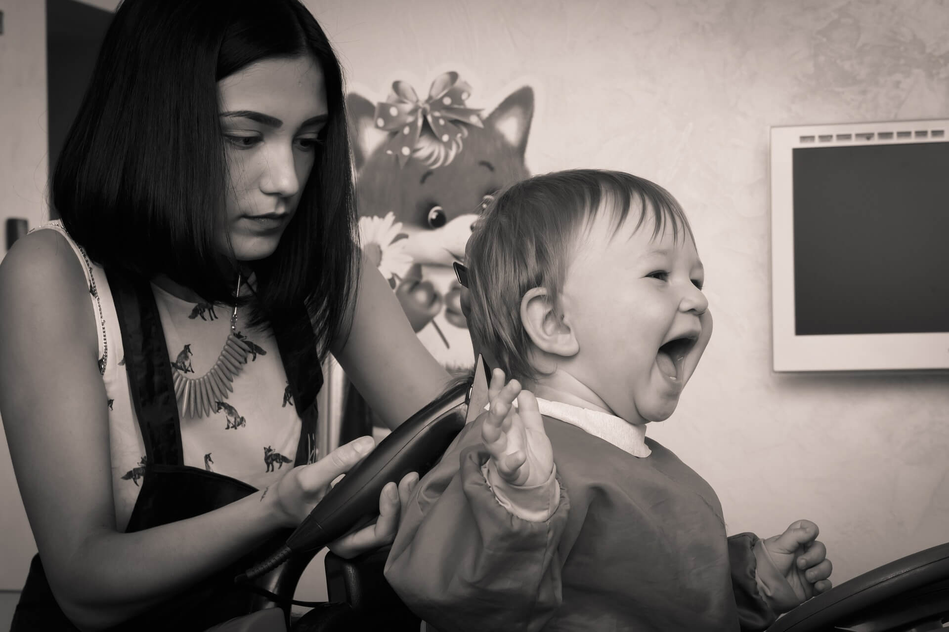 Mobile hairdresser freelancing for children