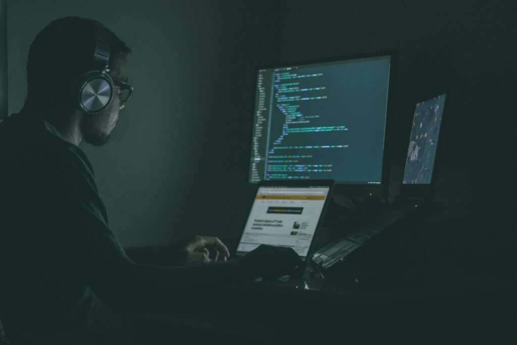 hacker_using_laptop_computers