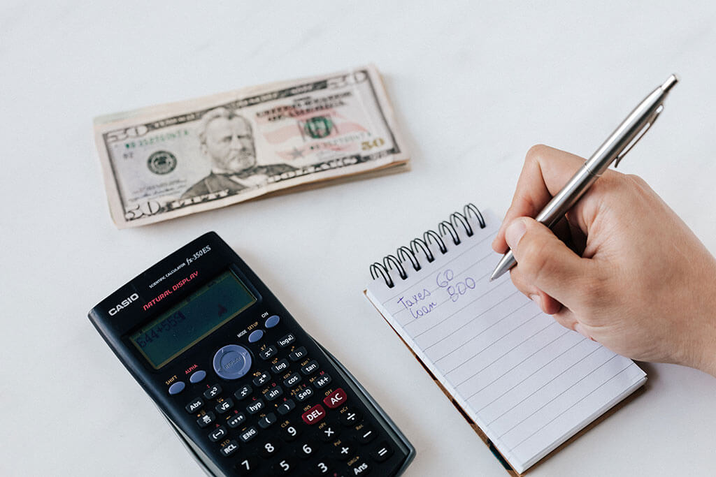 Stick to your personal and business budget. Photo by Karolina Grabowska